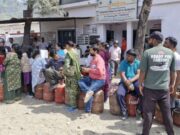 सिलेंडर का इंतज़ार बढ़ा रहा लोगों के दिलों की धड़कनें