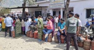 सिलेंडर का इंतज़ार बढ़ा रहा लोगों के दिलों की धड़कनें