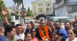 सवालों के शोर में स्वागत का उत्सव