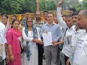 नियुक्ति नहीं तो घेराव जारी, मुख्यमंत्री आवास पर प्रदर्शन