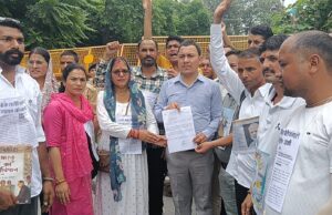 नियुक्ति नहीं तो घेराव जारी, मुख्यमंत्री आवास पर प्रदर्शन