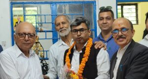 हल्द्वानी में भाजपा नेताओं का भव्य स्वागत, अधिवक्ताओं ने बांटी मिठाई