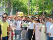 छात्रों पर लाठी, लोकतंत्र पर चोट