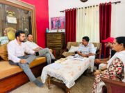 राशन कार्ड की समस्याओं पर ग्राम प्रधान के आवास पर अधिकारियों संग बैठक