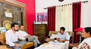 राशन कार्ड की समस्याओं पर ग्राम प्रधान के आवास पर अधिकारियों संग बैठक