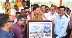 मध्य हिमालय विमर्श और पर्वतीय पत्रकार महासंघ ने मुख्यमंत्री धामी को किया सम्मानित, पत्रकारों की समस्याएं रखीं
