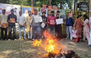 हल्द्वानी में छात्रों ने फूंका मुख्य चुनाव आयुक्त का पुतला
